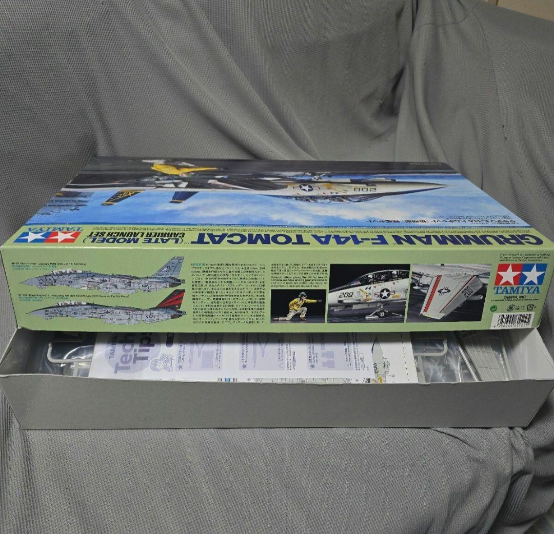 タミヤ製 グラマン F-14A トムキャット（ 後期型 ）発艦セット