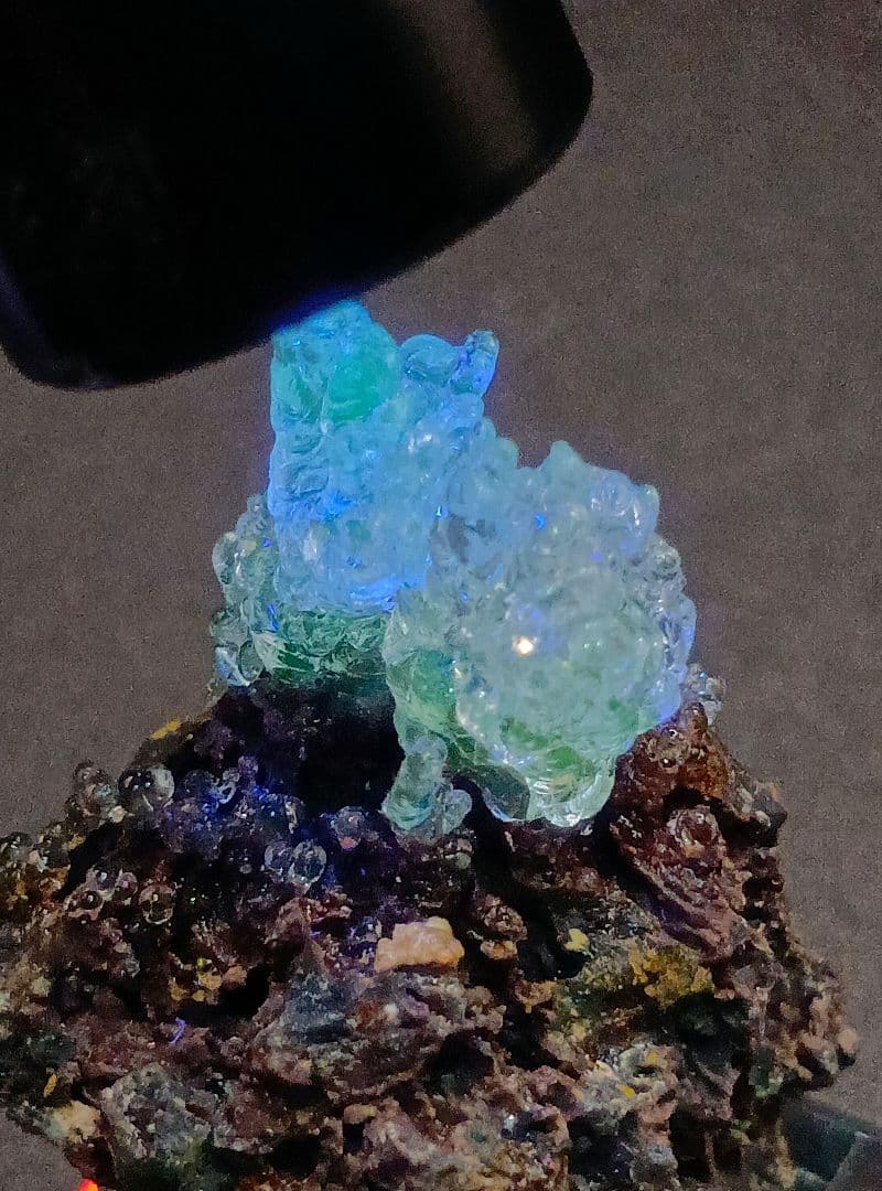 鉱物標本　ハイアライトオパール　ハンガリー産　蛍光