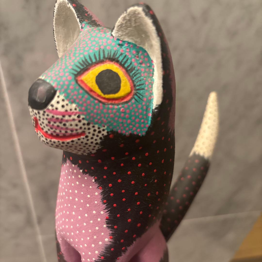 メキシコビンテージ大きな瞳や体に描かれた草間彌生的なドット模様が芸術的な木彫り猫
