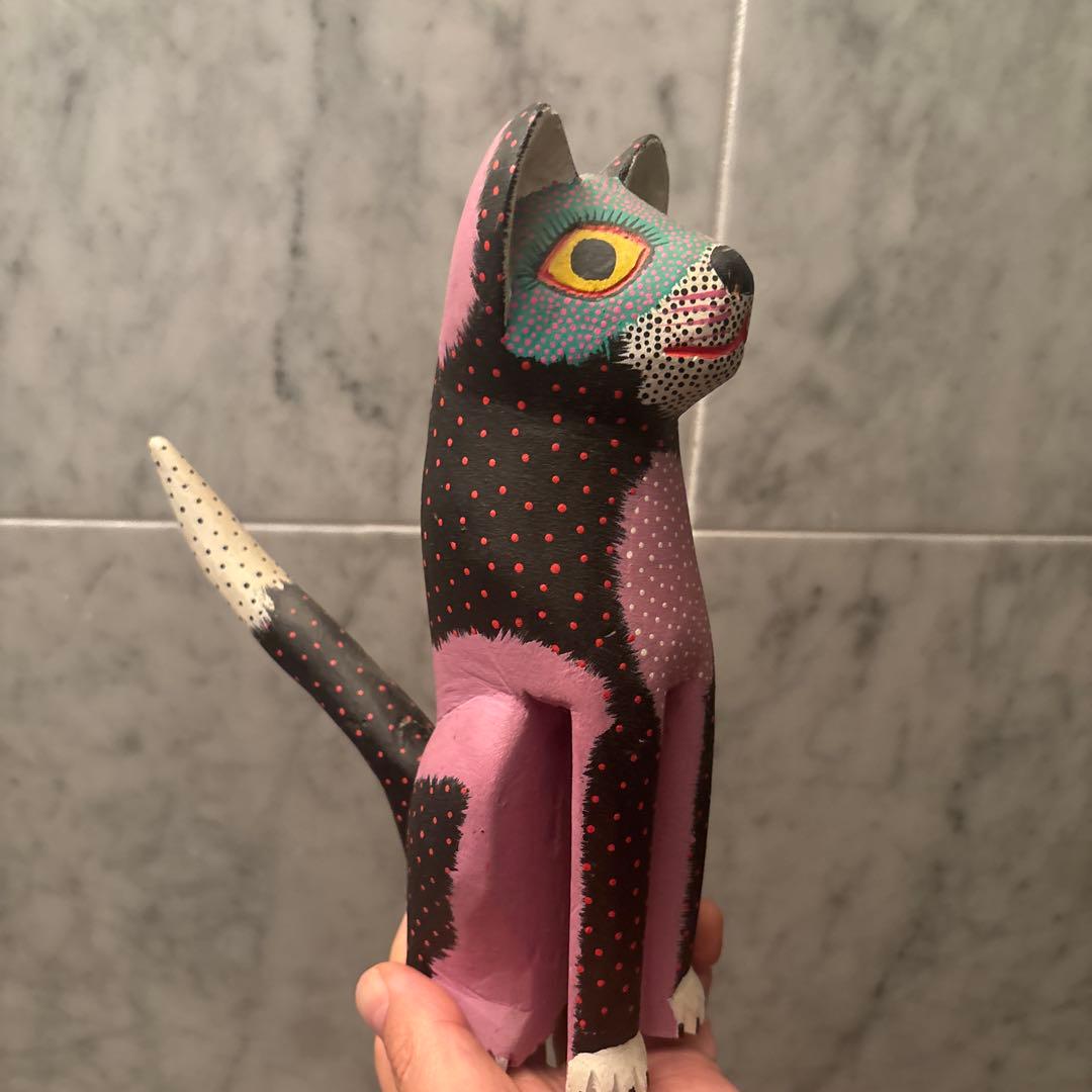 メキシコビンテージ大きな瞳や体に描かれた草間彌生的なドット模様が芸術的な木彫り猫