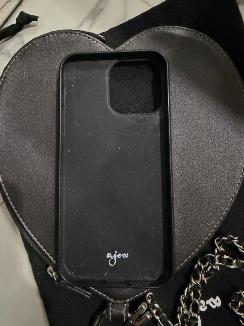 ajew iPhone15promaxハート型ブラックスマホショルダー
