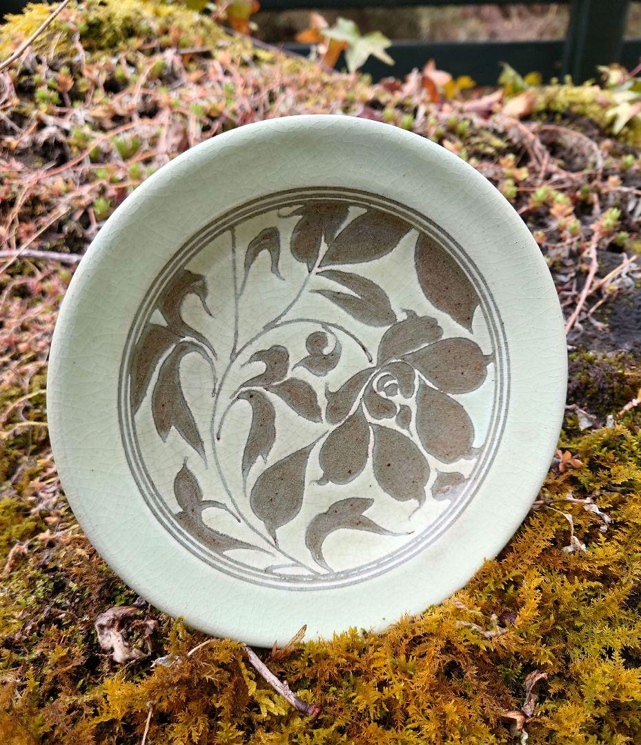 掻落 台付皿 小田志焼（こだじ）規窯 井上規 共箱 花文様 朝鮮古陶　薄柳色