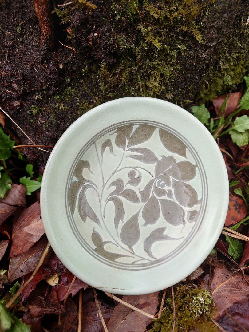 掻落 台付皿 小田志焼（こだじ）規窯 井上規 共箱 花文様 朝鮮古陶　薄柳色