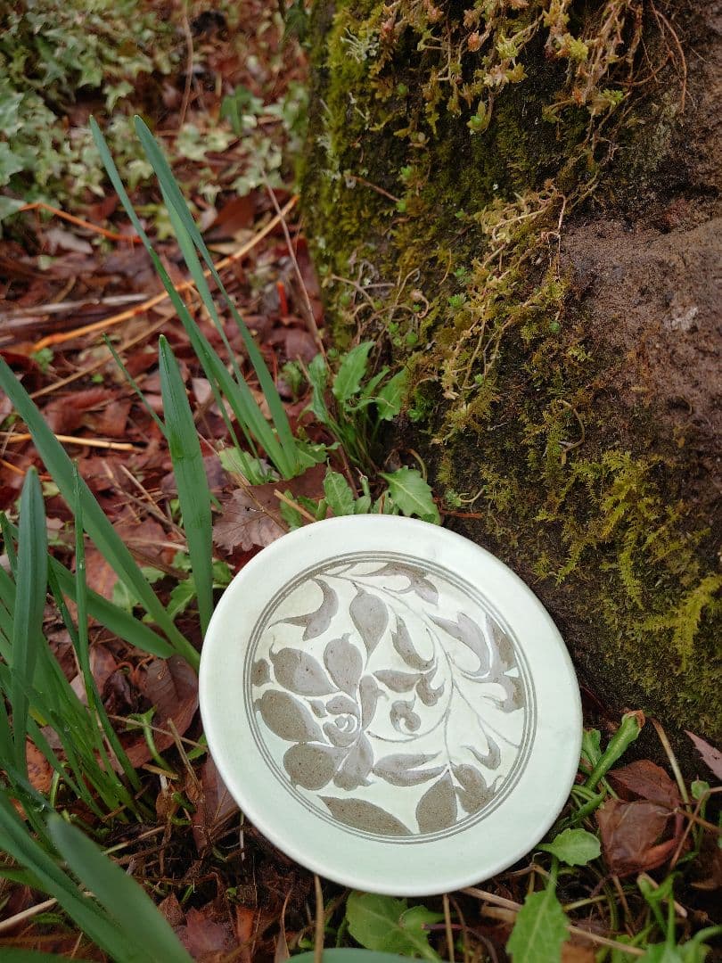 掻落 台付皿 小田志焼（こだじ）規窯 井上規 共箱 花文様 朝鮮古陶　薄柳色