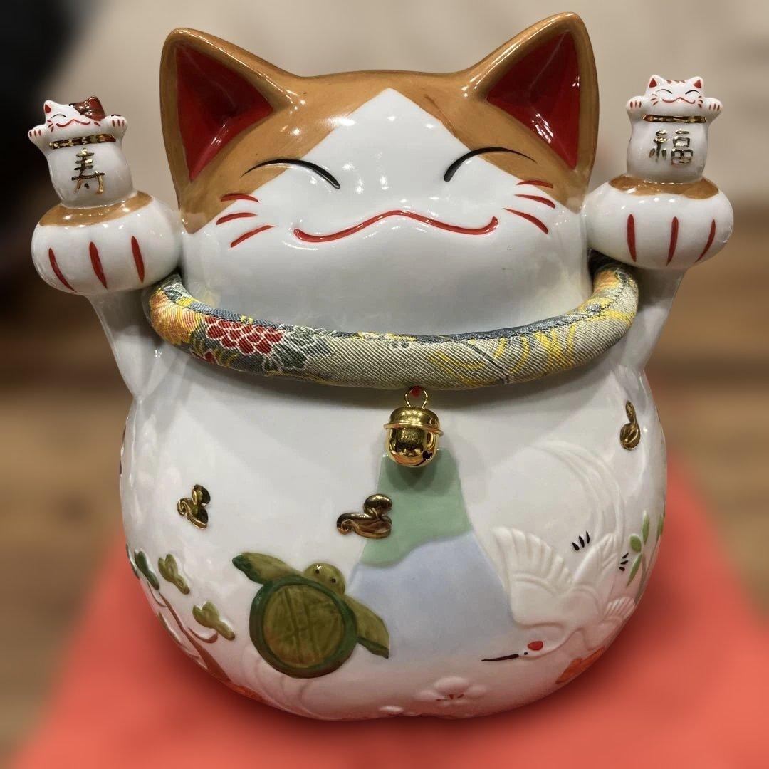猫舎道楽堂本舗　招き猫　貯金箱　縁起物　置物　座布団付き　高さ約20cm弱