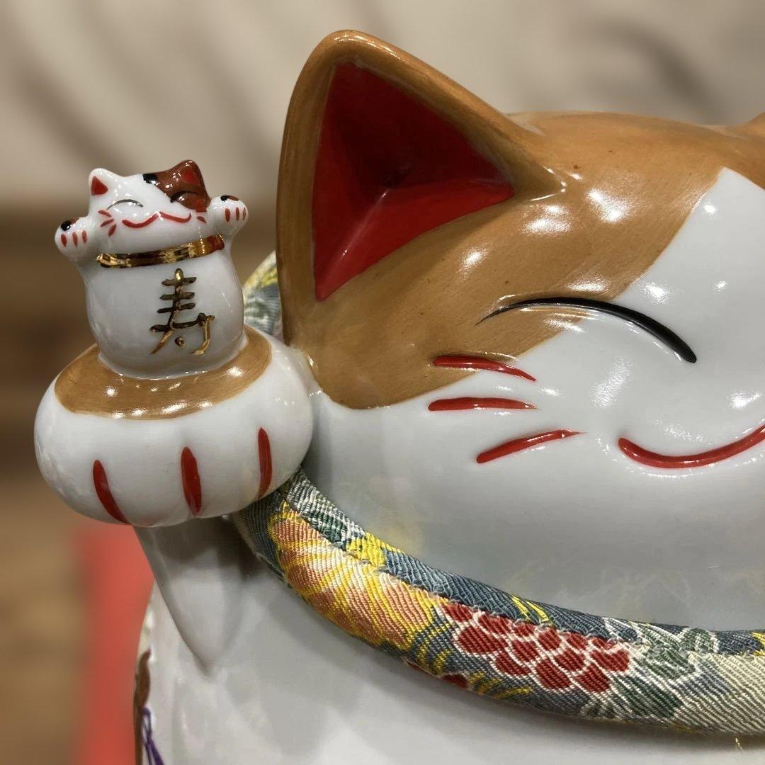 猫舎道楽堂本舗　招き猫　貯金箱　縁起物　置物　座布団付き　高さ約20cm弱