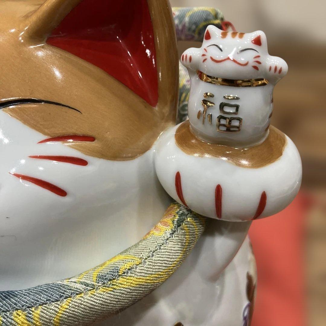 猫舎道楽堂本舗　招き猫　貯金箱　縁起物　置物　座布団付き　高さ約20cm弱