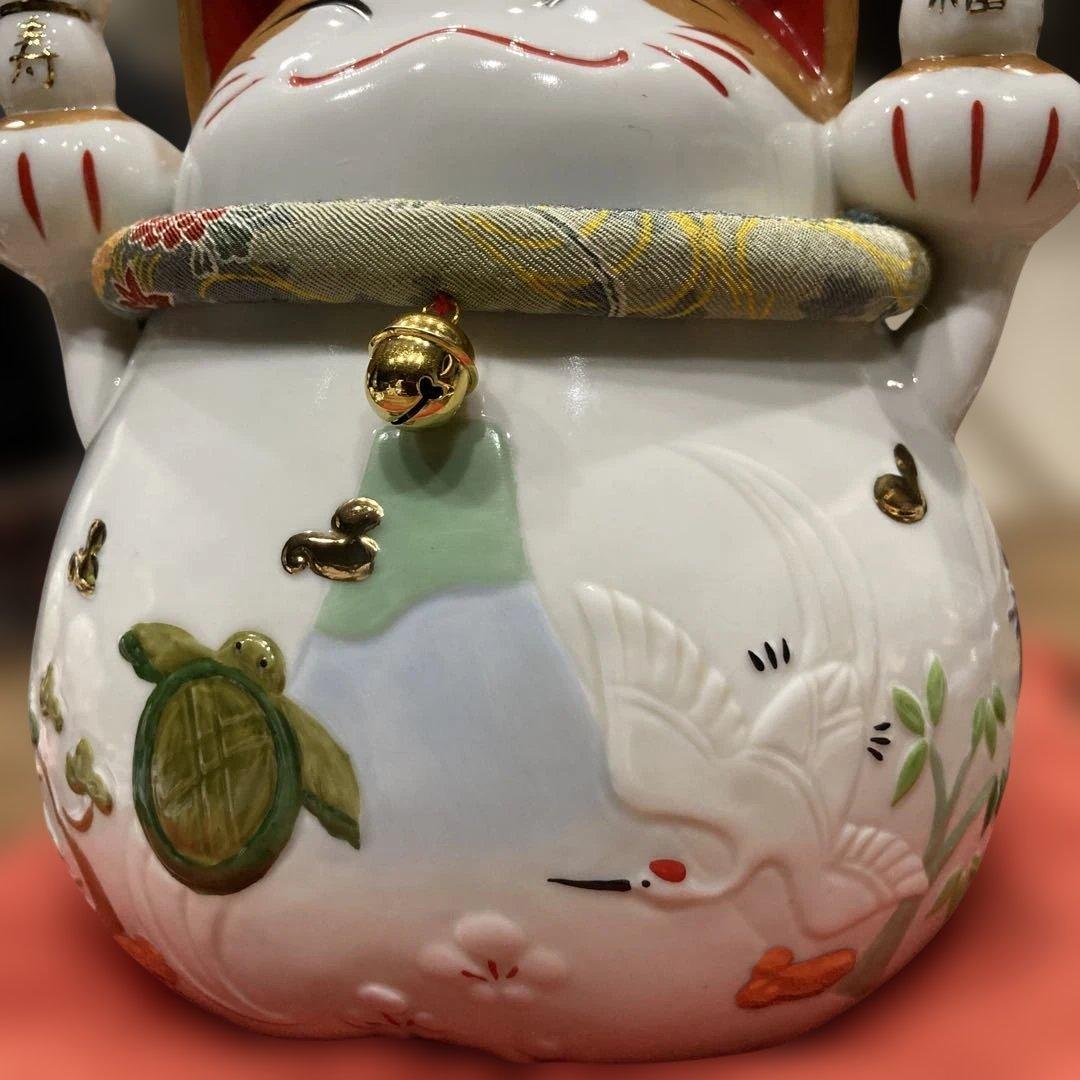 猫舎道楽堂本舗　招き猫　貯金箱　縁起物　置物　座布団付き　高さ約20cm弱