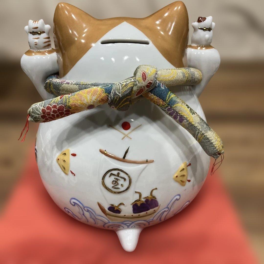 猫舎道楽堂本舗　招き猫　貯金箱　縁起物　置物　座布団付き　高さ約20cm弱