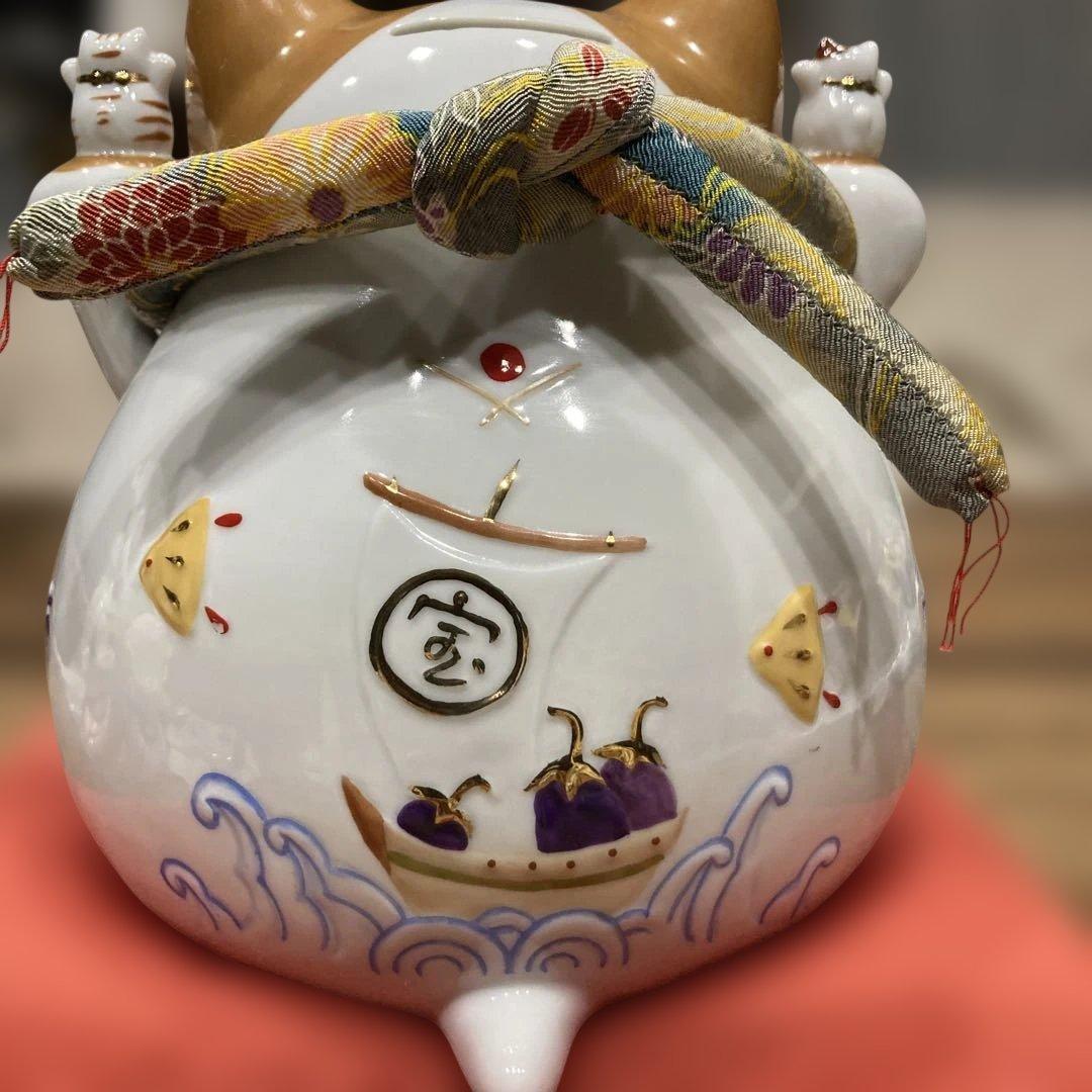 猫舎道楽堂本舗　招き猫　貯金箱　縁起物　置物　座布団付き　高さ約20cm弱