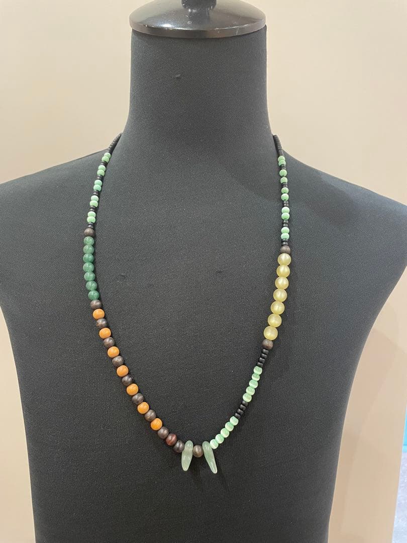 【ハンドメイド】天然素材×グリーン勾玉ビーズネックレス 84cm 34g