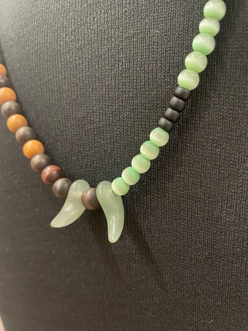 【ハンドメイド】天然素材×グリーン勾玉ビーズネックレス 84cm 34g