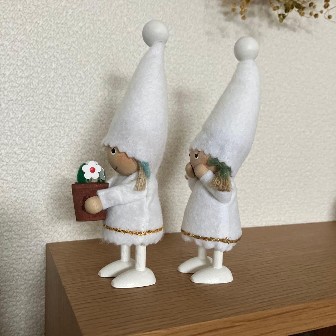 白い服を着た女の子　2体