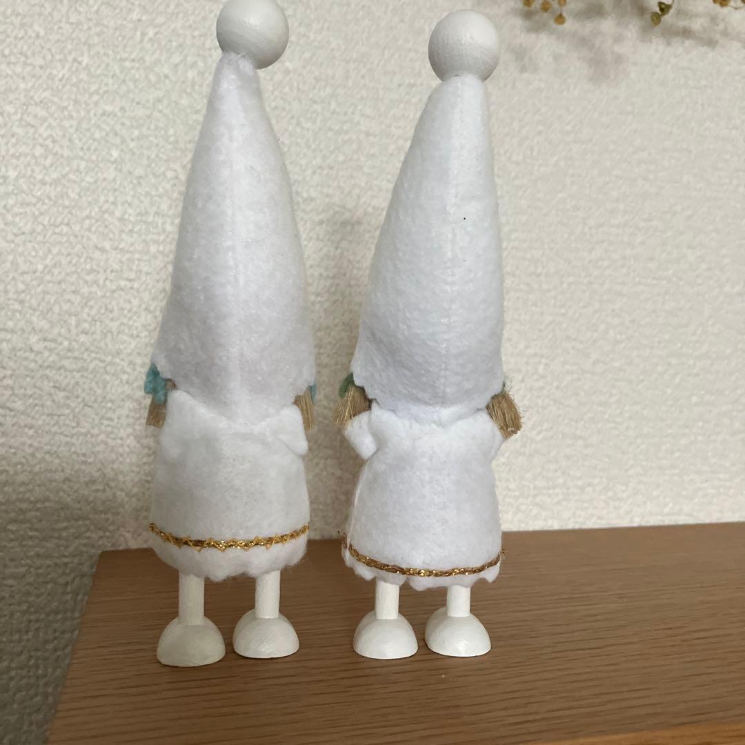 白い服を着た女の子　2体