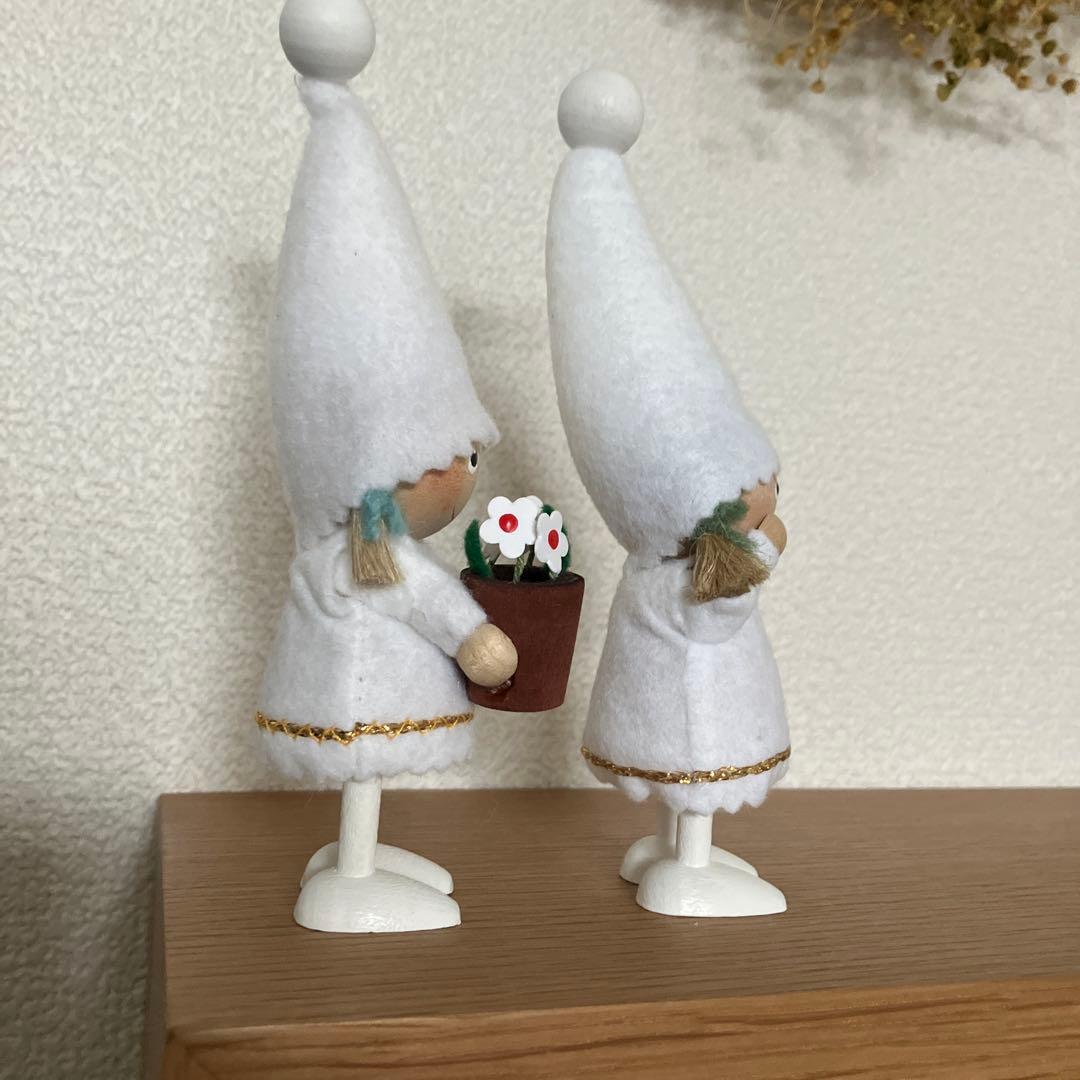 白い服を着た女の子　2体