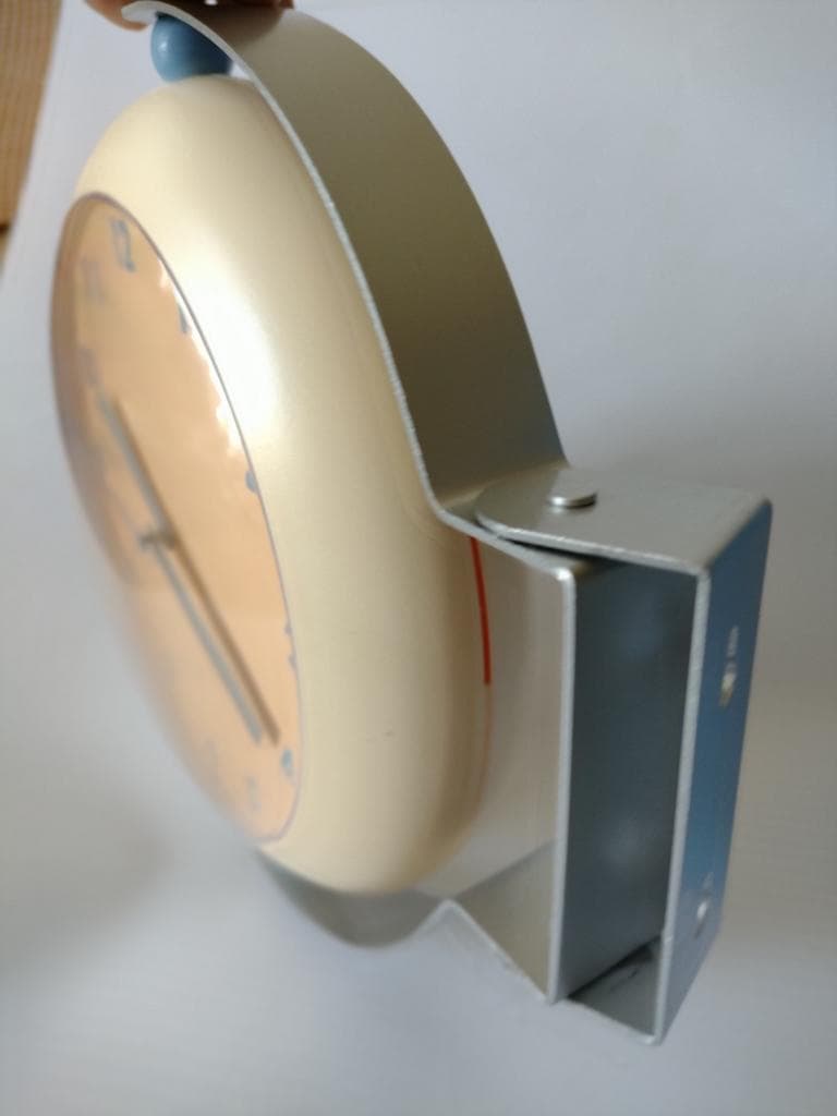 両面式掛時計 柱時計 二地点の時刻表示 世界時計 モダンデザイン アメリカで購入