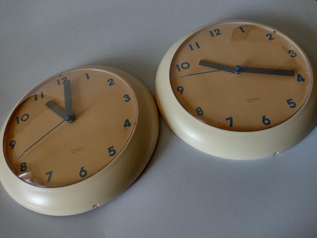 両面式掛時計 柱時計 二地点の時刻表示 世界時計 モダンデザイン アメリカで購入