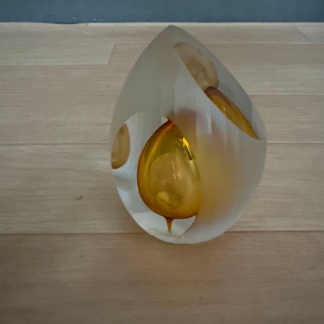 ガラス製卵型置物 金色の滴デザイン（ペーパーウェイト）