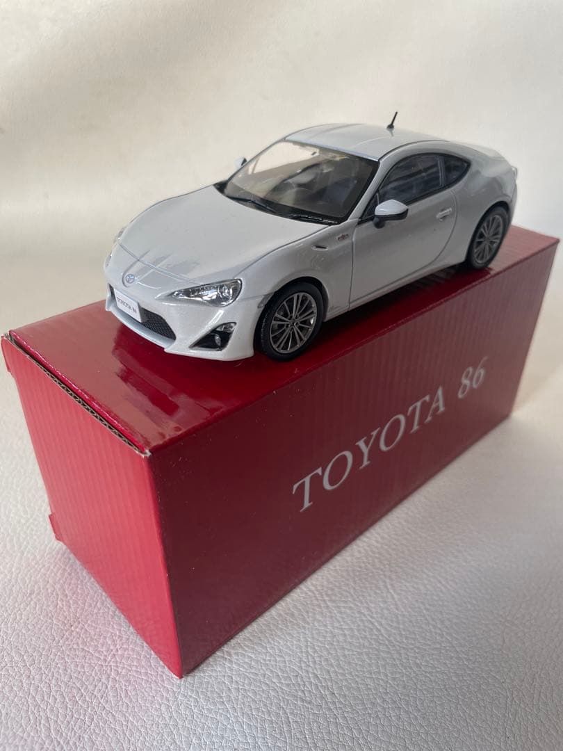 トヨタ 86 色見本 ミニカー 1/30 ①37J サテンホワイトパール 非売品
