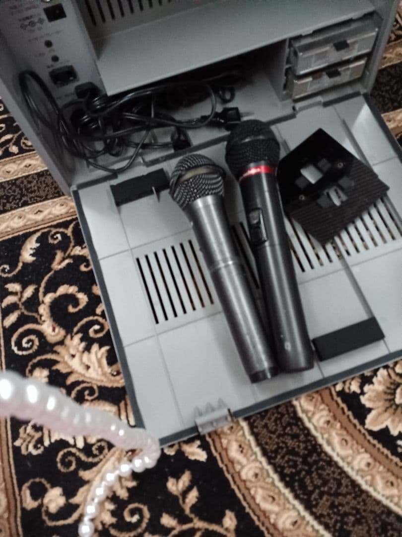 スピーカー他、マイクなども、すべて、ついています。