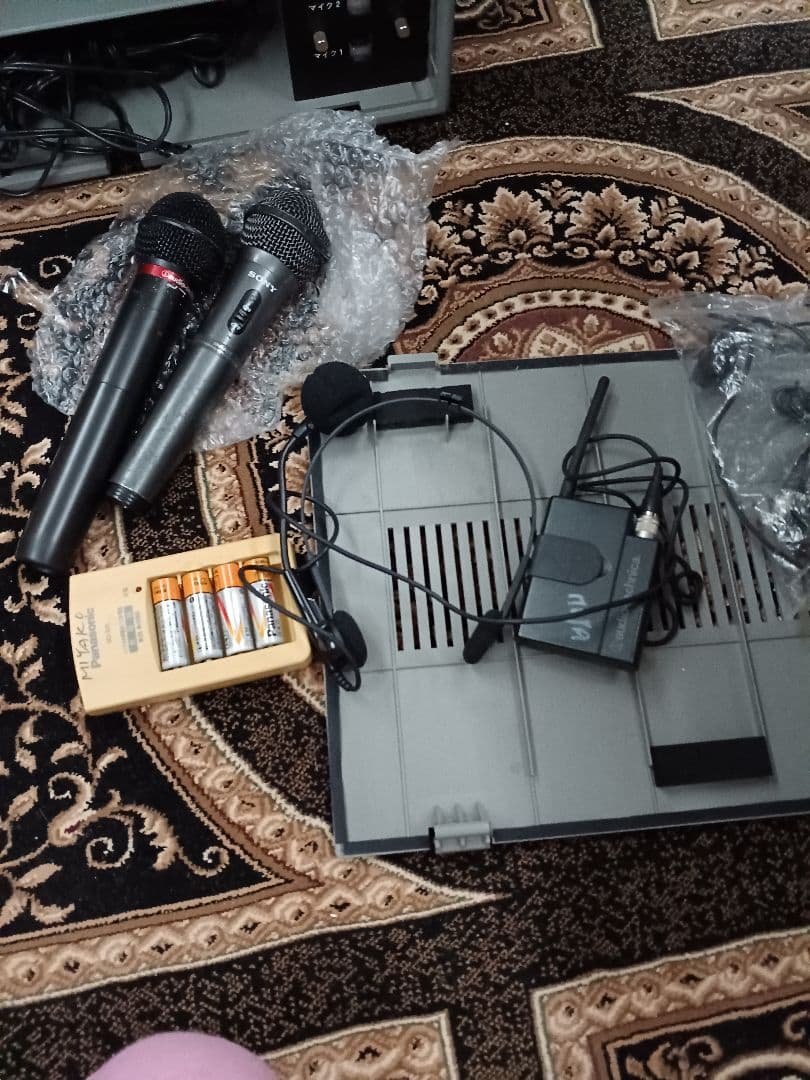 スピーカー他、マイクなども、すべて、ついています。