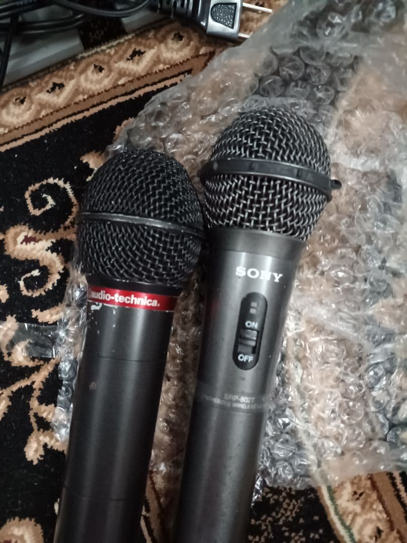 スピーカー他、マイクなども、すべて、ついています。