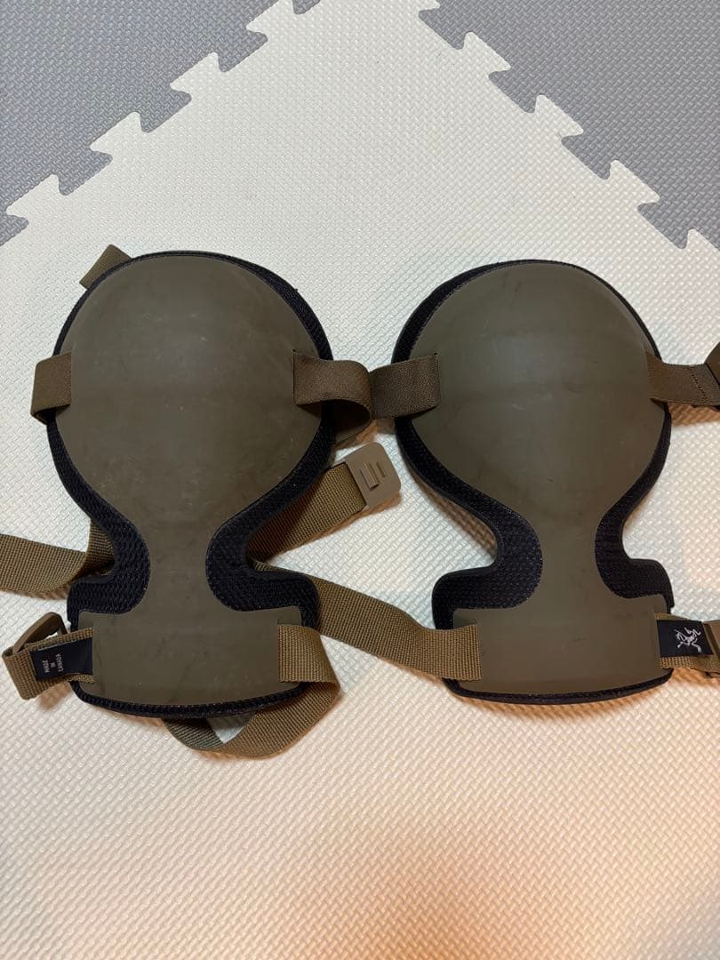 アークテリクス　膝パッド　サバゲー　arc'teryx 実物