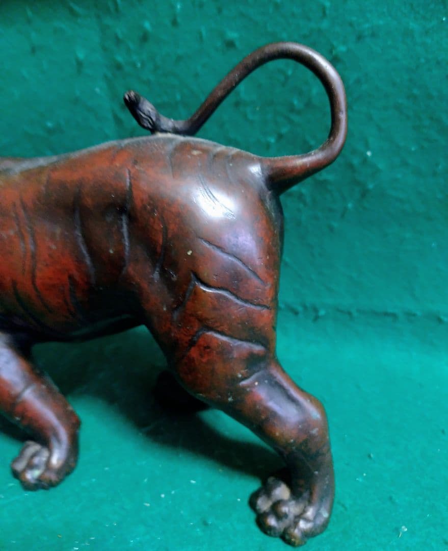 トラの彫刻　銅製　幅は約27センチ　作家物