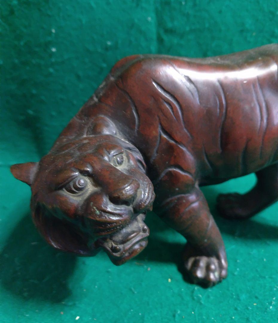 トラの彫刻　銅製　幅は約27センチ　作家物