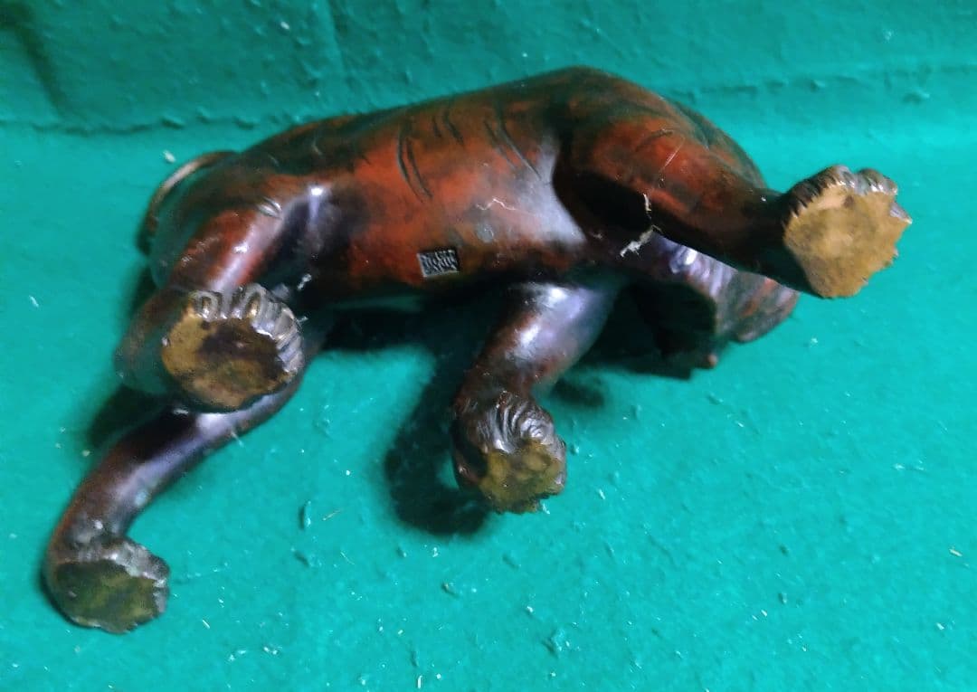 トラの彫刻　銅製　幅は約27センチ　作家物