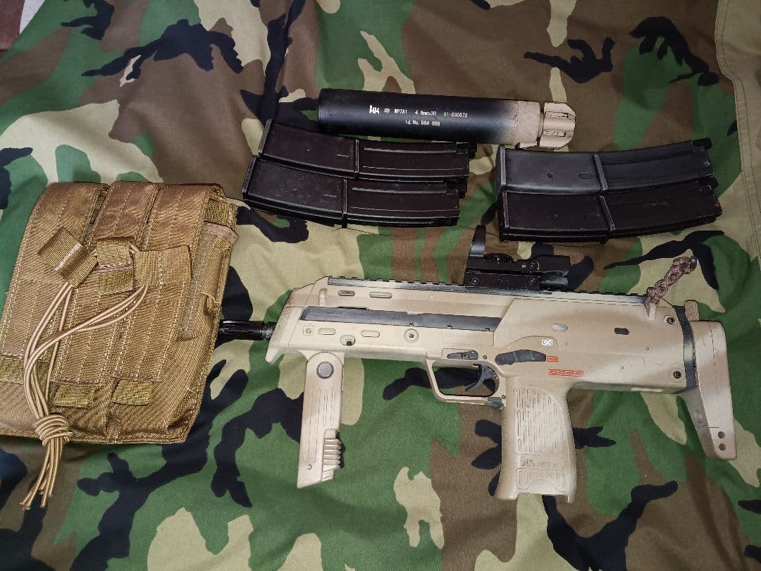 マルイMP７ガスブローバック中古品。訳あり。マガジン、サプレッサー、ポーチ付き。