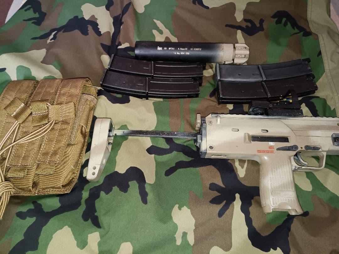 マルイMP７ガスブローバック中古品。訳あり。マガジン、サプレッサー、ポーチ付き。