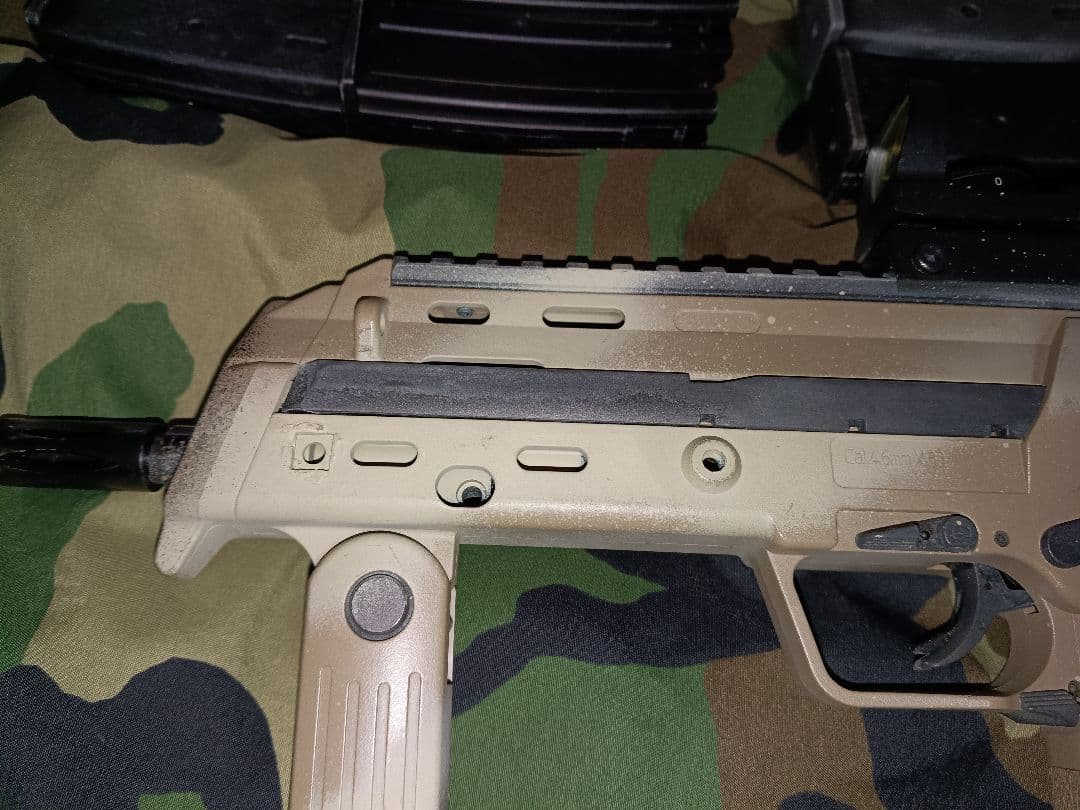 マルイMP７ガスブローバック中古品。訳あり。マガジン、サプレッサー、ポーチ付き。