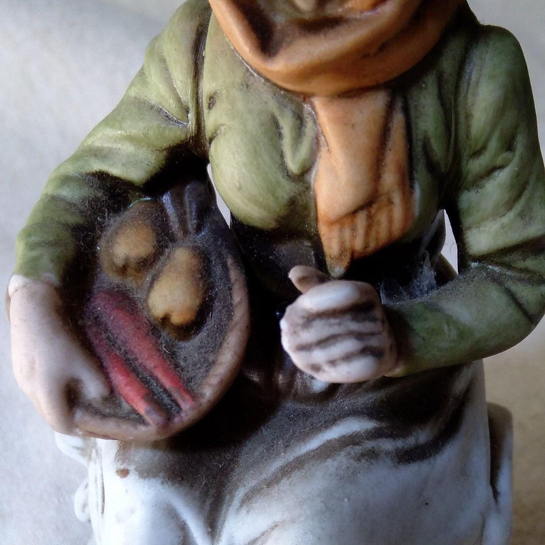 お料理上手のかたへの贈り物！野菜かごを持つおばあさんのフィギュア