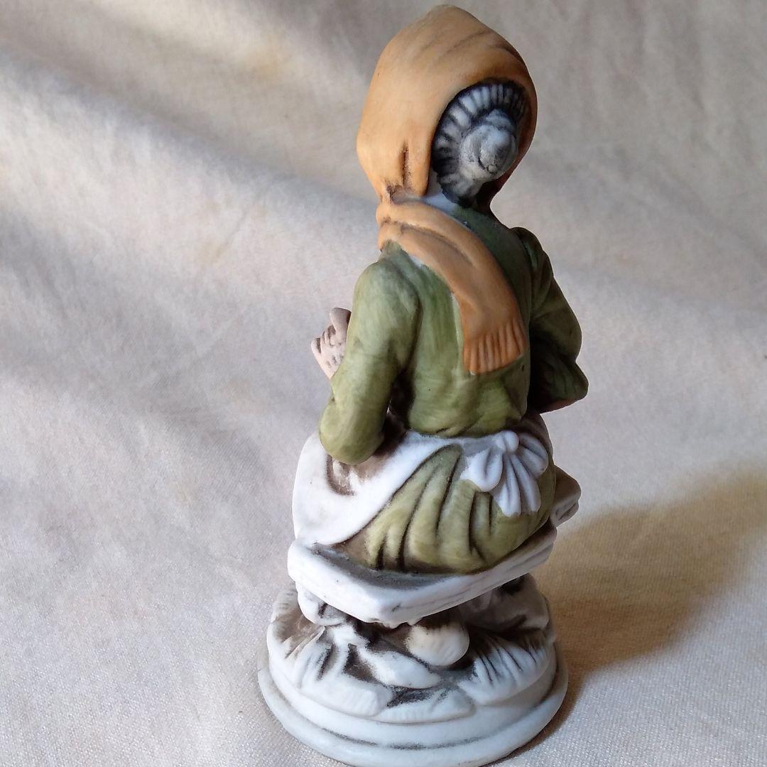 お料理上手のかたへの贈り物！野菜かごを持つおばあさんのフィギュア