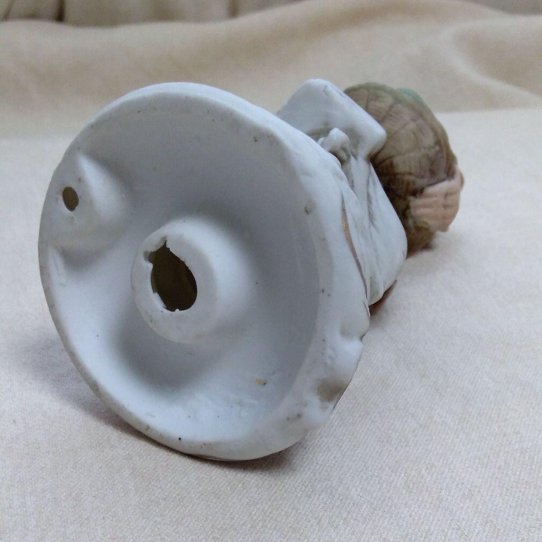 お料理上手のかたへの贈り物！野菜かごを持つおばあさんのフィギュア