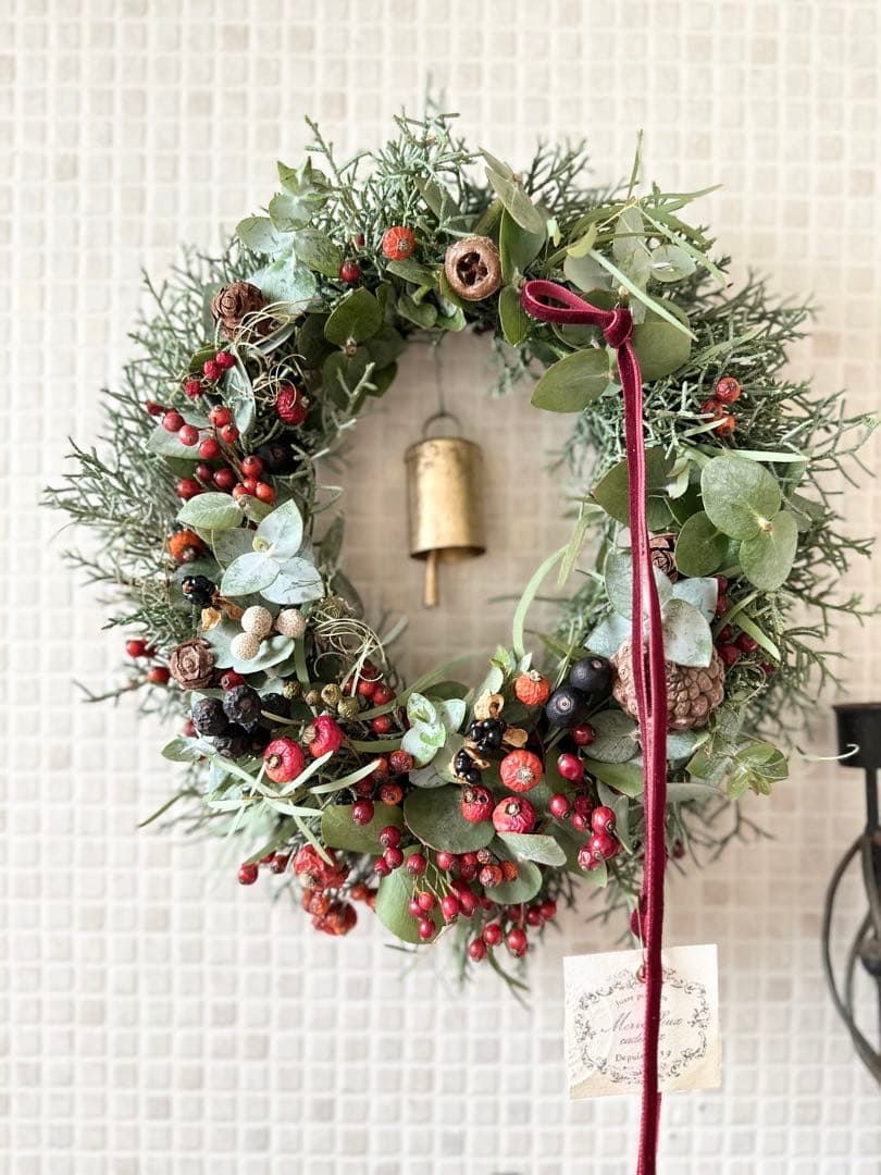 ＊針葉樹の大きなクリスマスリース＊ ローズヒップの赤のリース　33㌢