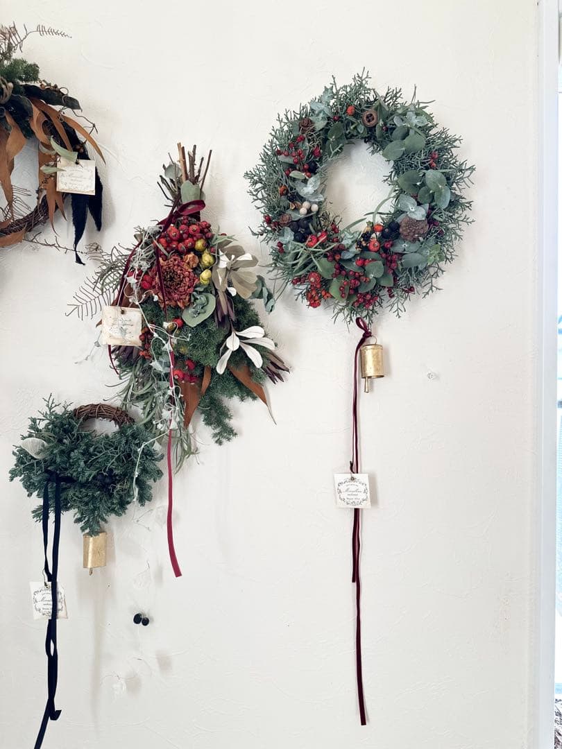 ＊針葉樹の大きなクリスマスリース＊ ローズヒップの赤のリース　33㌢