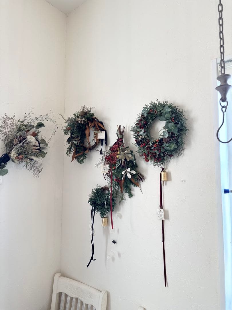 ＊針葉樹の大きなクリスマスリース＊ ローズヒップの赤のリース　33㌢