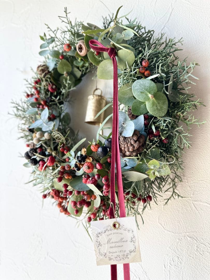 ＊針葉樹の大きなクリスマスリース＊ ローズヒップの赤のリース　33㌢