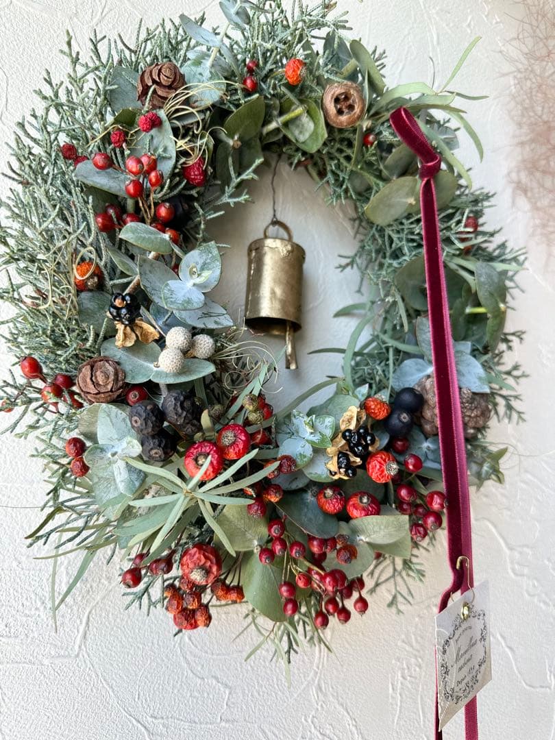 ＊針葉樹の大きなクリスマスリース＊ ローズヒップの赤のリース　33㌢