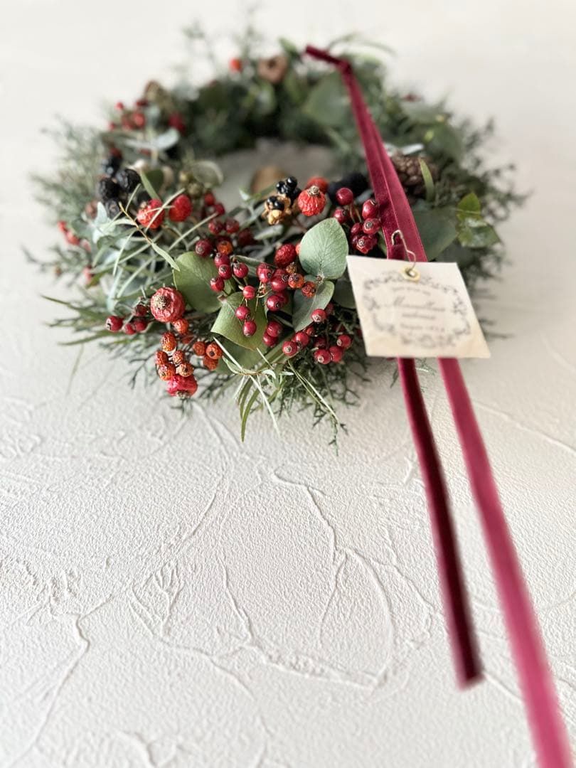 ＊針葉樹の大きなクリスマスリース＊ ローズヒップの赤のリース　33㌢