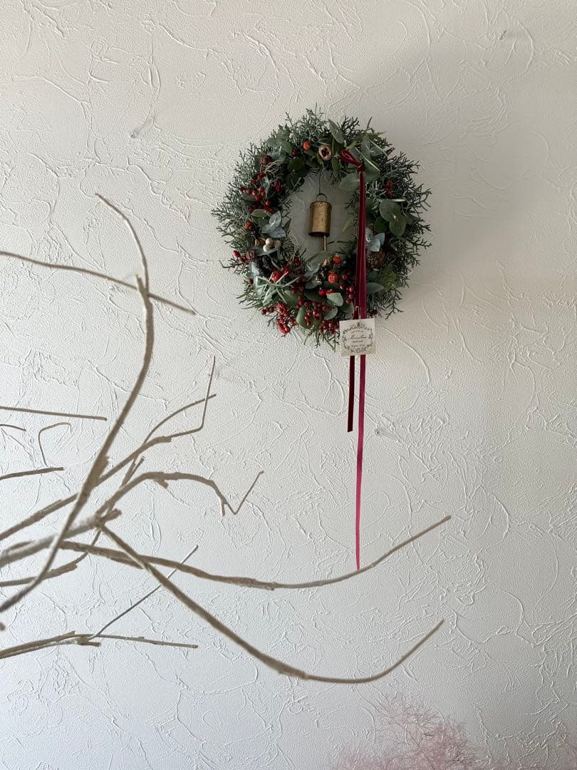 ＊針葉樹の大きなクリスマスリース＊ ローズヒップの赤のリース　33㌢