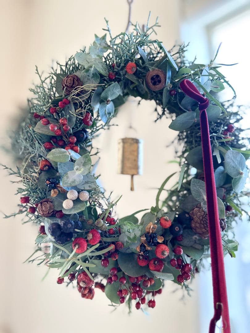 ＊針葉樹の大きなクリスマスリース＊ ローズヒップの赤のリース　33㌢