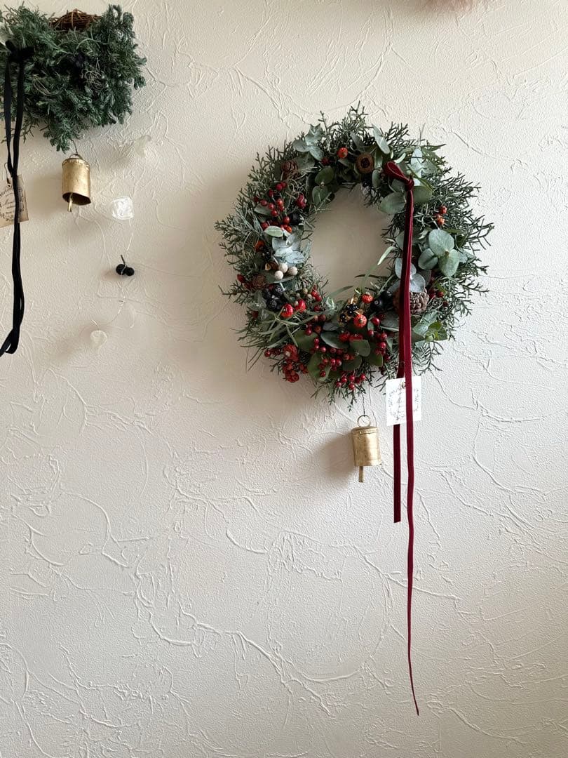 ＊針葉樹の大きなクリスマスリース＊ ローズヒップの赤のリース　33㌢