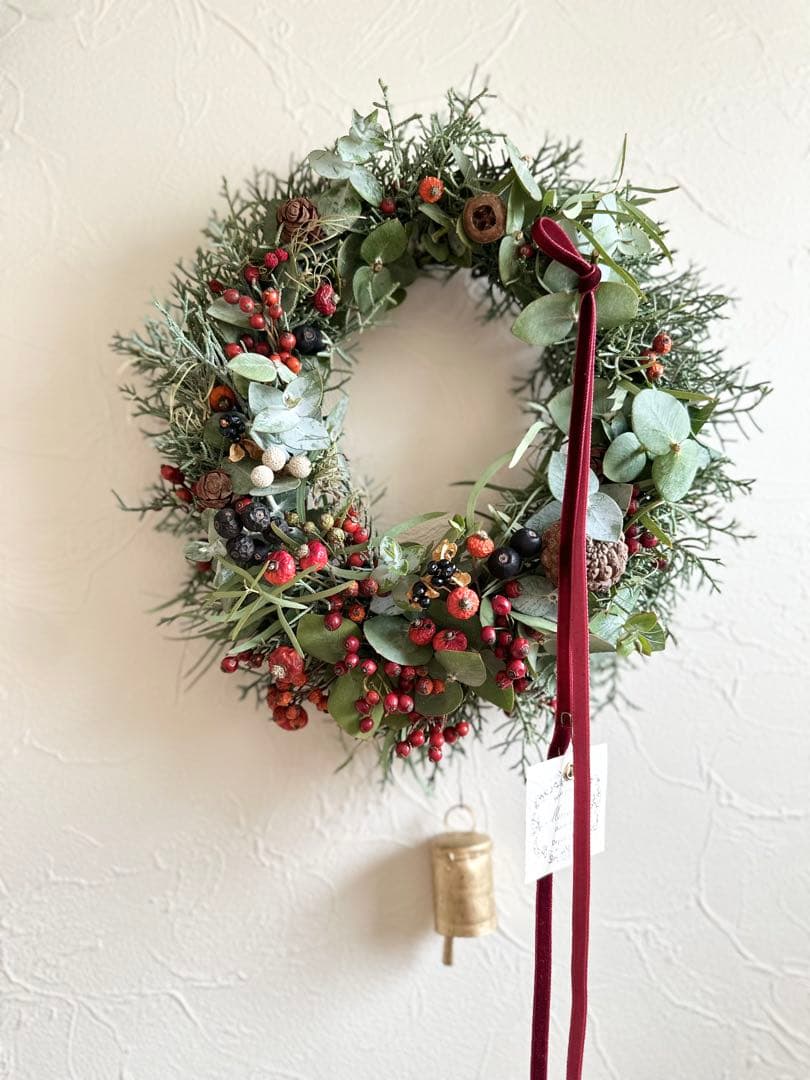 ＊針葉樹の大きなクリスマスリース＊ ローズヒップの赤のリース　33㌢