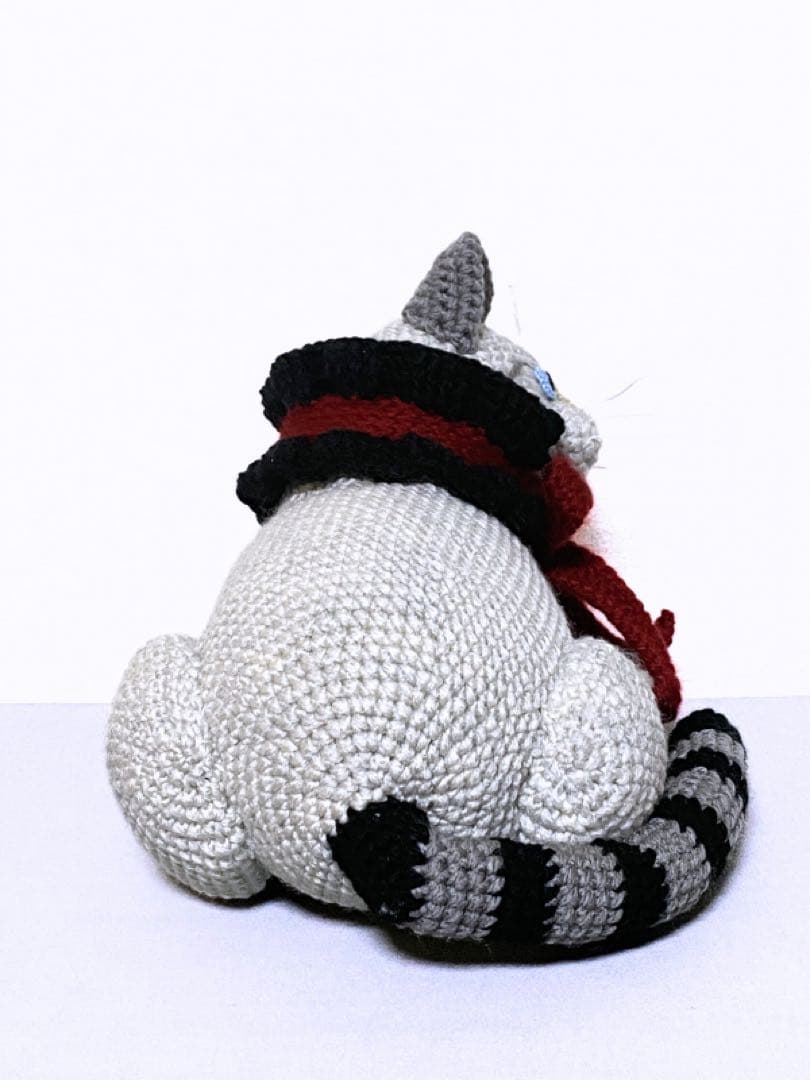 香箱座りのシャムトラ猫さんのあみぐるみ