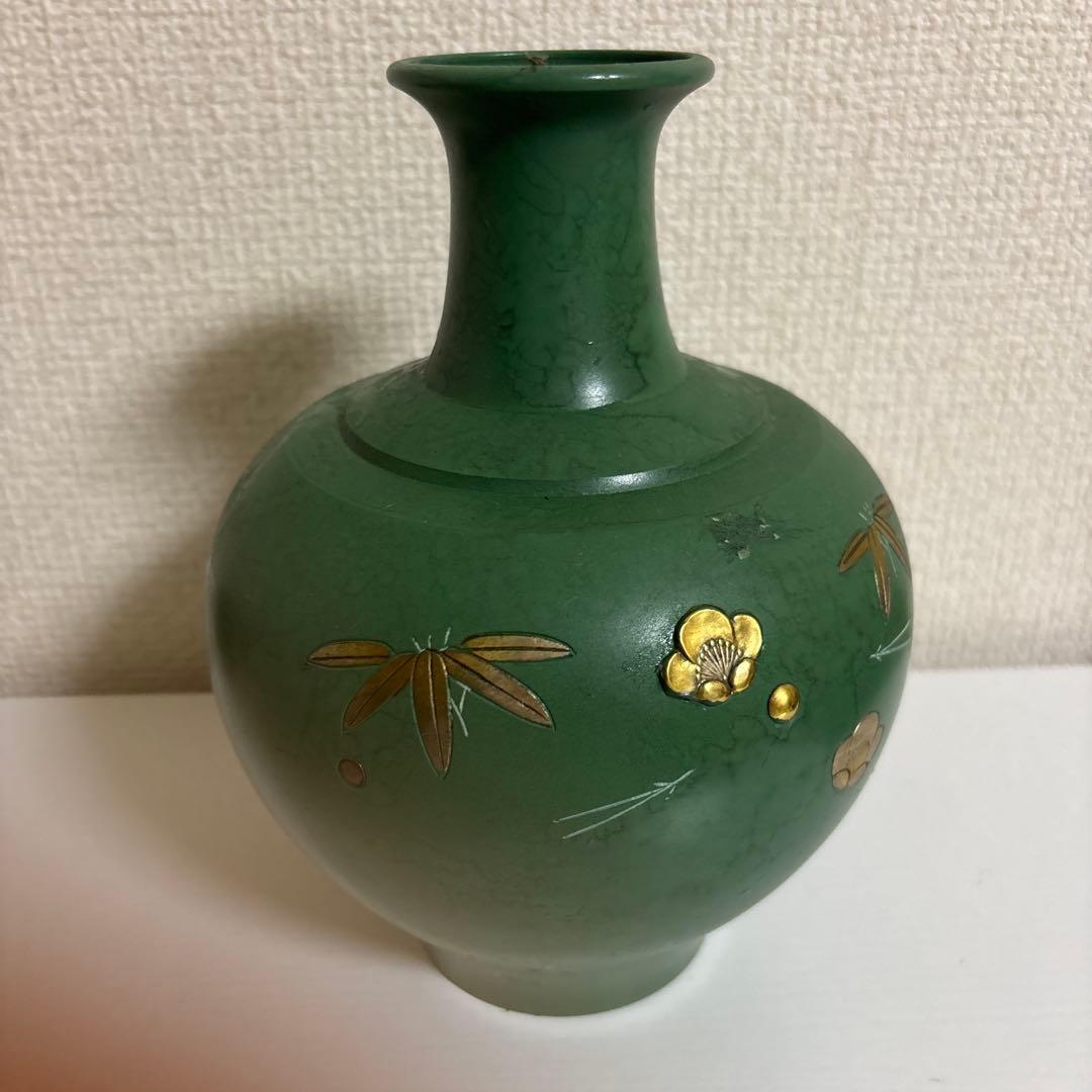 緑色の陶器製花瓶
