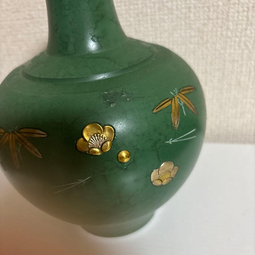 緑色の陶器製花瓶