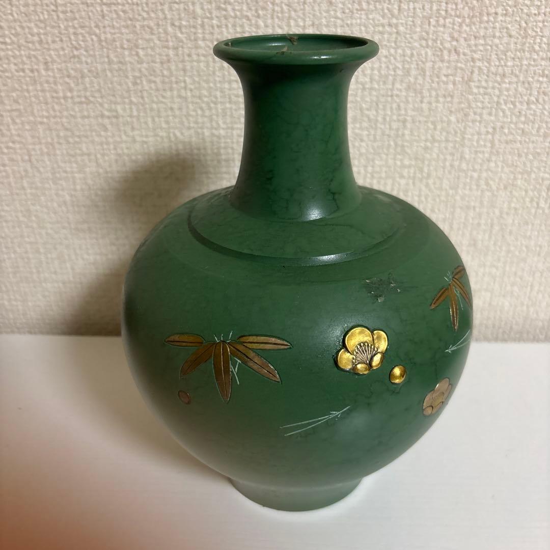 緑色の陶器製花瓶